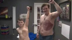 père fait tatouage tache de naissance fils