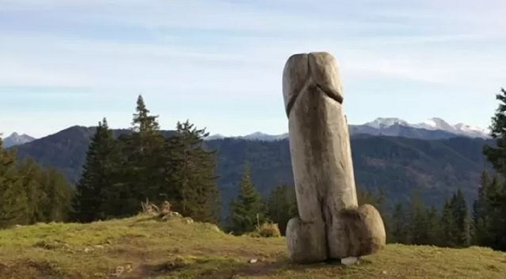 un-penis-geant-disparait-au-sommet-des-alpes