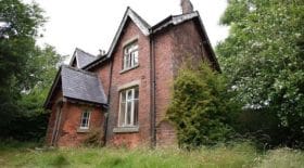 une-etrange-ferme-abandonnee-il-y-a-70-ans-dans-un-etat-de-conservation-surprenant