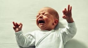 bébé pleure