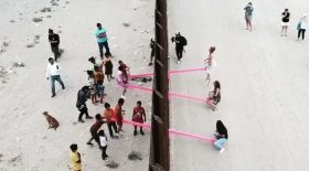 balançoires à bascule mur mexique
