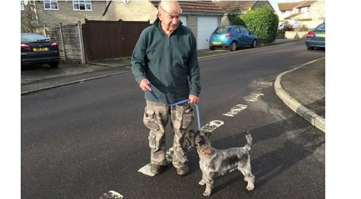ce-veteran-de-74-ans-promene-benevolement-les-chiens-des-personnes-agees-ou-malades-video