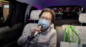 chauffeur de taxi offre la course à ses clients qui chante du karaoké