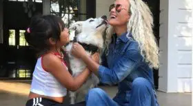 Laeticia toujours aux côtés de la chienne de Johnny