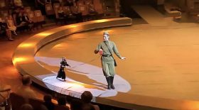 un cirque avec des animaux déguisés en nazis