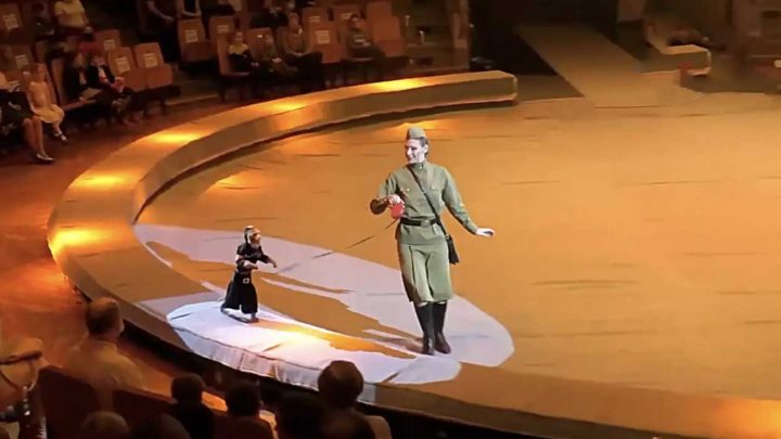 un cirque avec des animaux déguisés en nazis