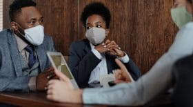 Coronavirus : les masques artisanaux interdits en entreprise