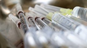 Des médecins alertent sur le manque de doses de vaccin en France