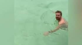 Le DJ passe tout près d'une attaque de requin !