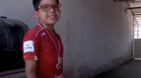 un enfant protégé par son crucifix autour du cou