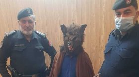 un homme déguisé en loup terrorise au réveillon