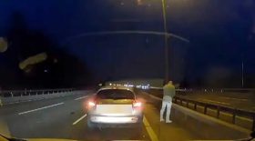 un homme s'arrête sur l'autoroute pour uriner