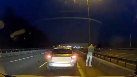 un homme s'arrête sur l'autoroute pour uriner