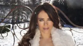 Instagram, Elizabeth Hurley se dévoile seins nus