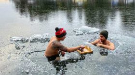 ils jouent une partie d'échecs dans l'eau gelée