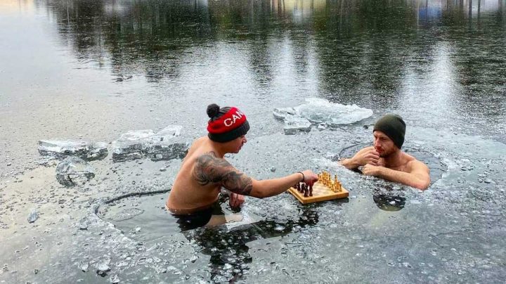 ils jouent une partie d'échecs dans l'eau gelée