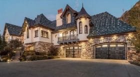 la-maison-des-vampires-decouvrez-ce-manoir-gothique-qui-fait-trembler-les-internautes