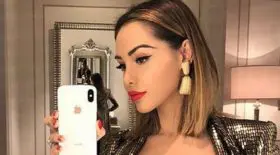 nabilla photo décolleté plongeant