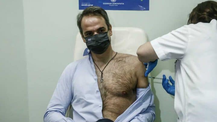 le premier ministre grec devient un sex symbol lors de sa vaccination