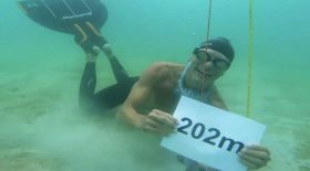 record du monde retenir sa respiration sous l'eau à la nage
