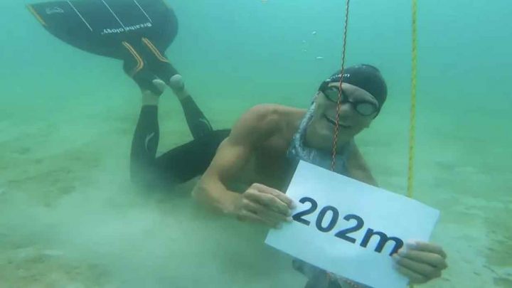 record du monde retenir sa respiration sous l'eau à la nage
