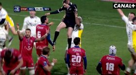 Josaia Raisuge, le rugbyman a porté l'arbitre pour fêter la victoire...
