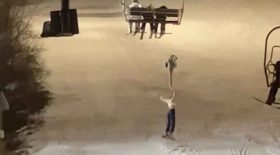 skieuse pendue dans le vide accrochée au télésiège