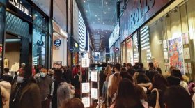 Une immense foule dans un centre commercial fait polémique à Lille