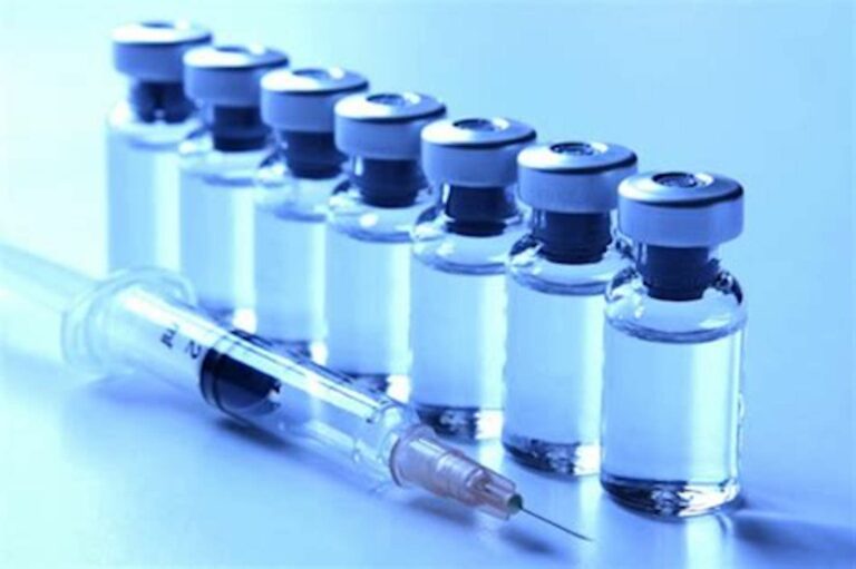 Fièvre, tension : Ces symptômes inquiétants après la vaccination à ...