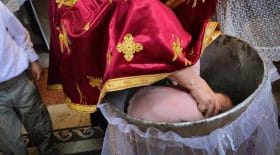 bébé noyé rituel orthodoxe