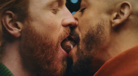 couple gay cadbury baiser