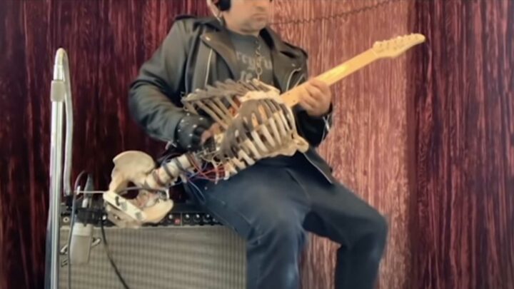 il fabrique une une guitare électrique avec le squelette de son oncle