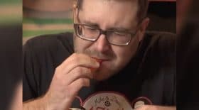 il-mange-3-fois-le-piment-le-plus-fort-du-monde-et-entre-au-guinness-records-video