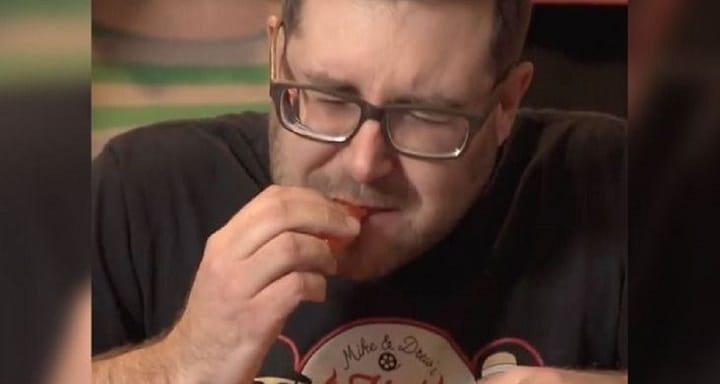 il-mange-3-fois-le-piment-le-plus-fort-du-monde-et-entre-au-guinness-records-video