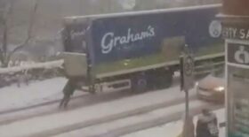 maman pousse camion neige