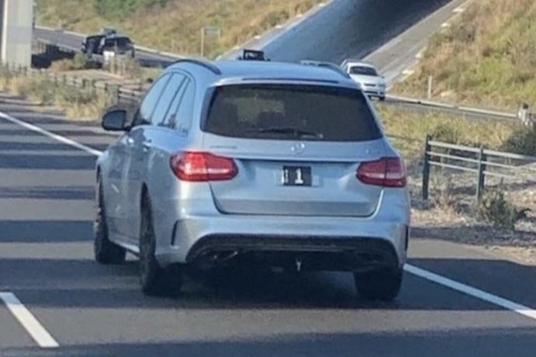 Cette Mercedes a la plaque d'immatriculation la plus chère au monde