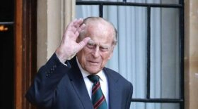 Prince Philip hospitalisé, son fils ressort les larmes aux yeux