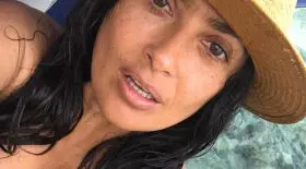 salma hayek tatouage seins
