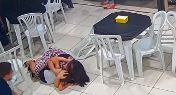 une-femme-enceinte-se-jette-sur-son-fils-de-4-ans-pour-le-proteger-fusillade