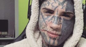 couvre ses tatouages et montre son visage pour la première fois
