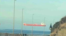 bateau flotte dans le ciel