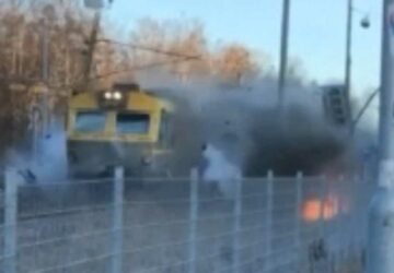 bus coupé en deux par un train