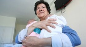 femme mère 69 ans enfants jumeaux
