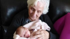 découvre belle-mère donne le sein à son bébé