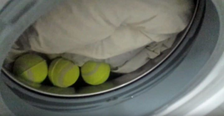 Mettez une balle de tennis dans la machine à laver, ce qui arrive
