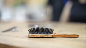Preuve qu'il est nécessaire de bien nettoyer notre brosse à cheveux !