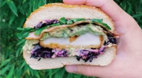 Recette TikTok du burger à l'avocat et au poulet