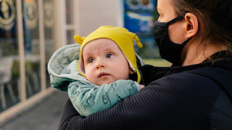 maman allaite bébé petit ami lui demande d'arrêter