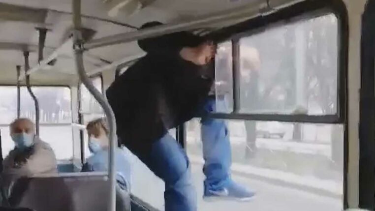 fraudeur échappe par la fenêtre du tram pour échapper au contrôleur