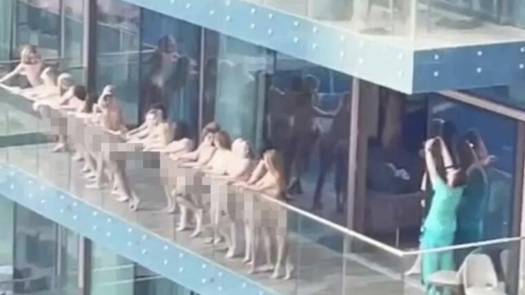des femmes nues sur un balcon à Dubaï